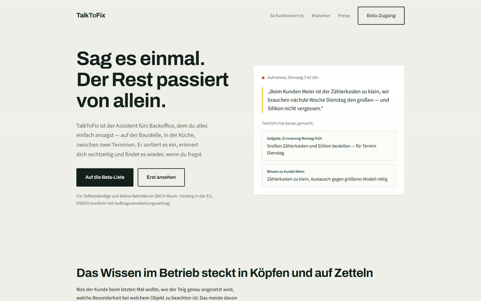 Startseite von TalkToFix: „Sag es einmal. Der Rest passiert von allein.“ mit einem Beispiel, wie aus einer Sprachnotiz Aufgabe und Kundenwissen werden
