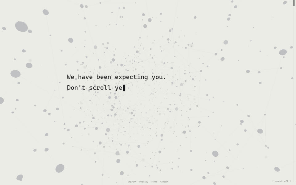 Weißer Raum mit grauem Netzwerk und dem getippten Satz „We have been expecting you.“, Szene aus THE LAST INPUT